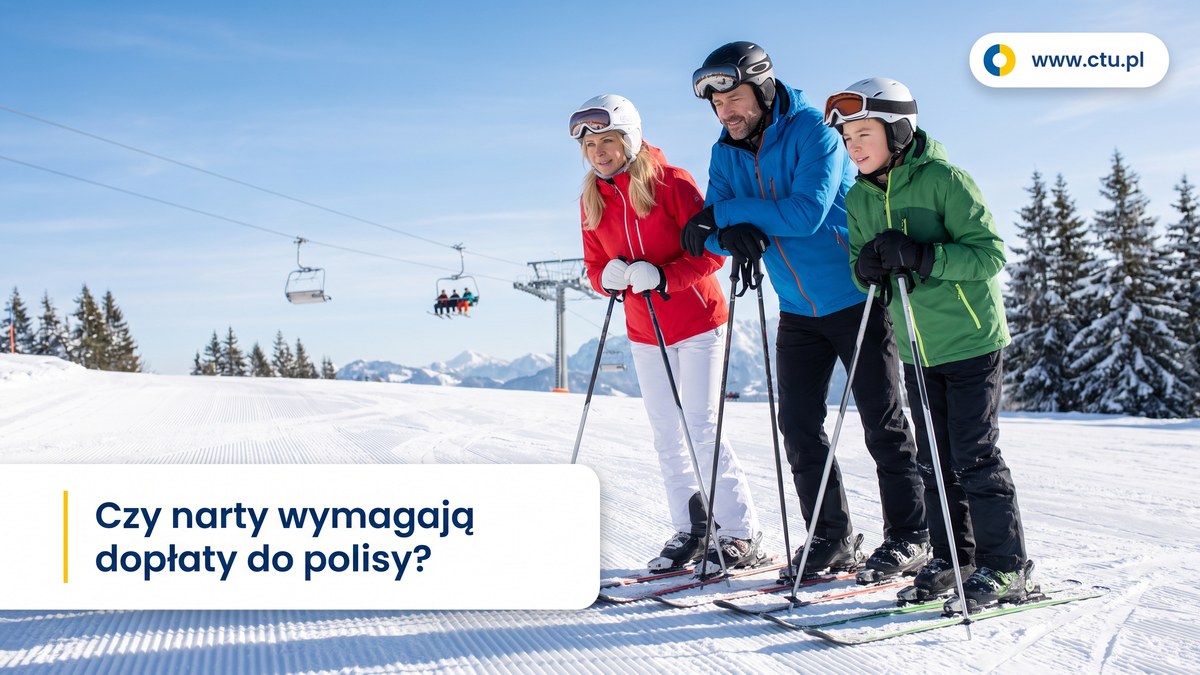 Rodzina w kaskach narciarskich stoi na ubitej trasie, w tle wyciąg krzesełkowy i ośnieżone świerki.