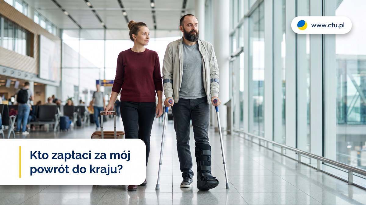 Mężczyzna z nogą w stabilizatorze idzie o kulach przez halę lotniska, obok kobieta ciągnie walizkę.