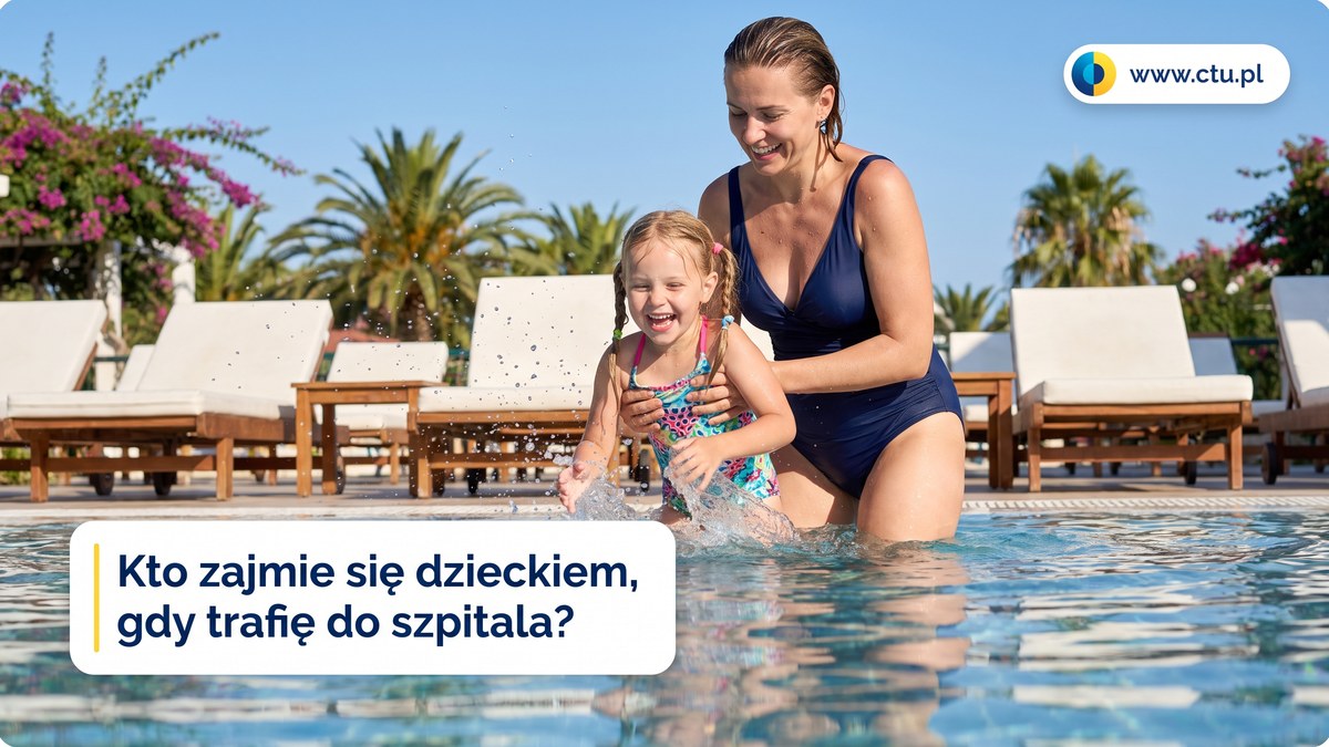 Kobieta trzyma roześmianą kilkuletnią dziewczynkę w płytkiej części hotelowego basenu.
